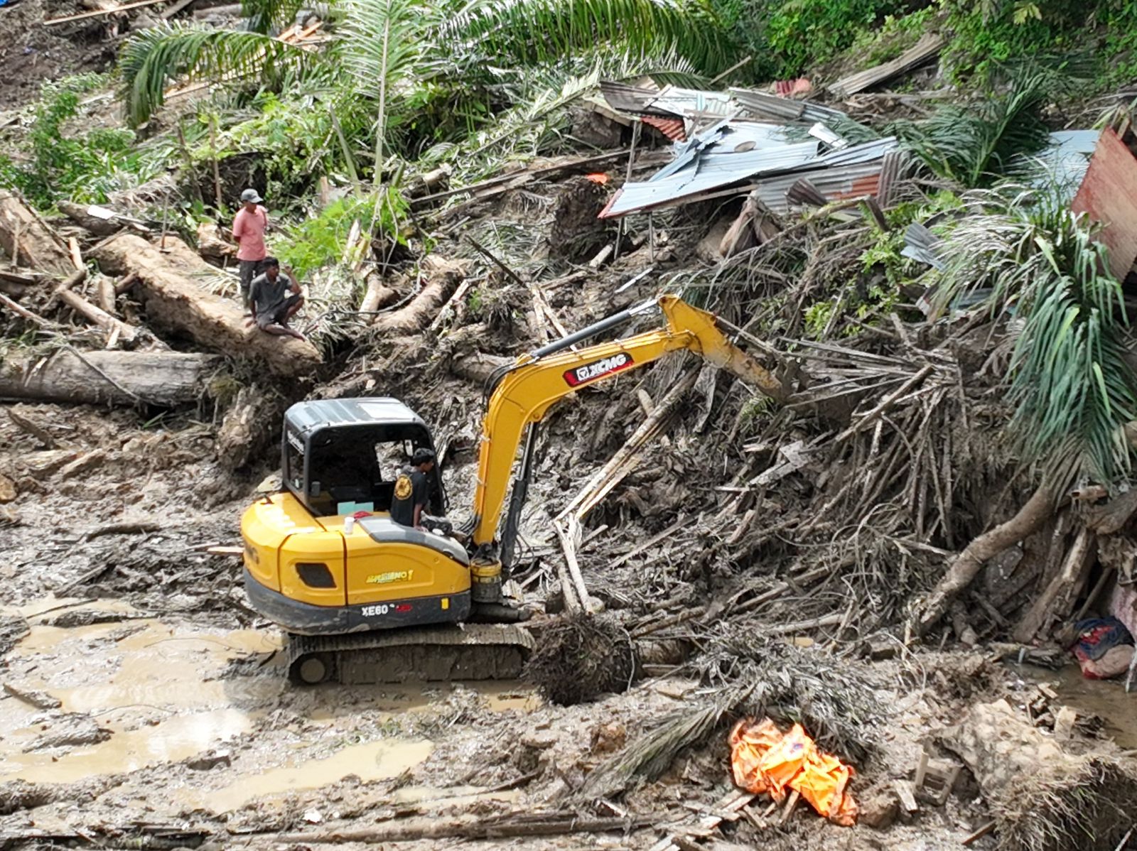 Pembukaan akses jalan menggunakan alat berat di Kecamatan Palembayan, Kabupaten Agam, Sumatera Barat, Minggu (30/11/2025). (Foto: Dok. Humas BNPB)