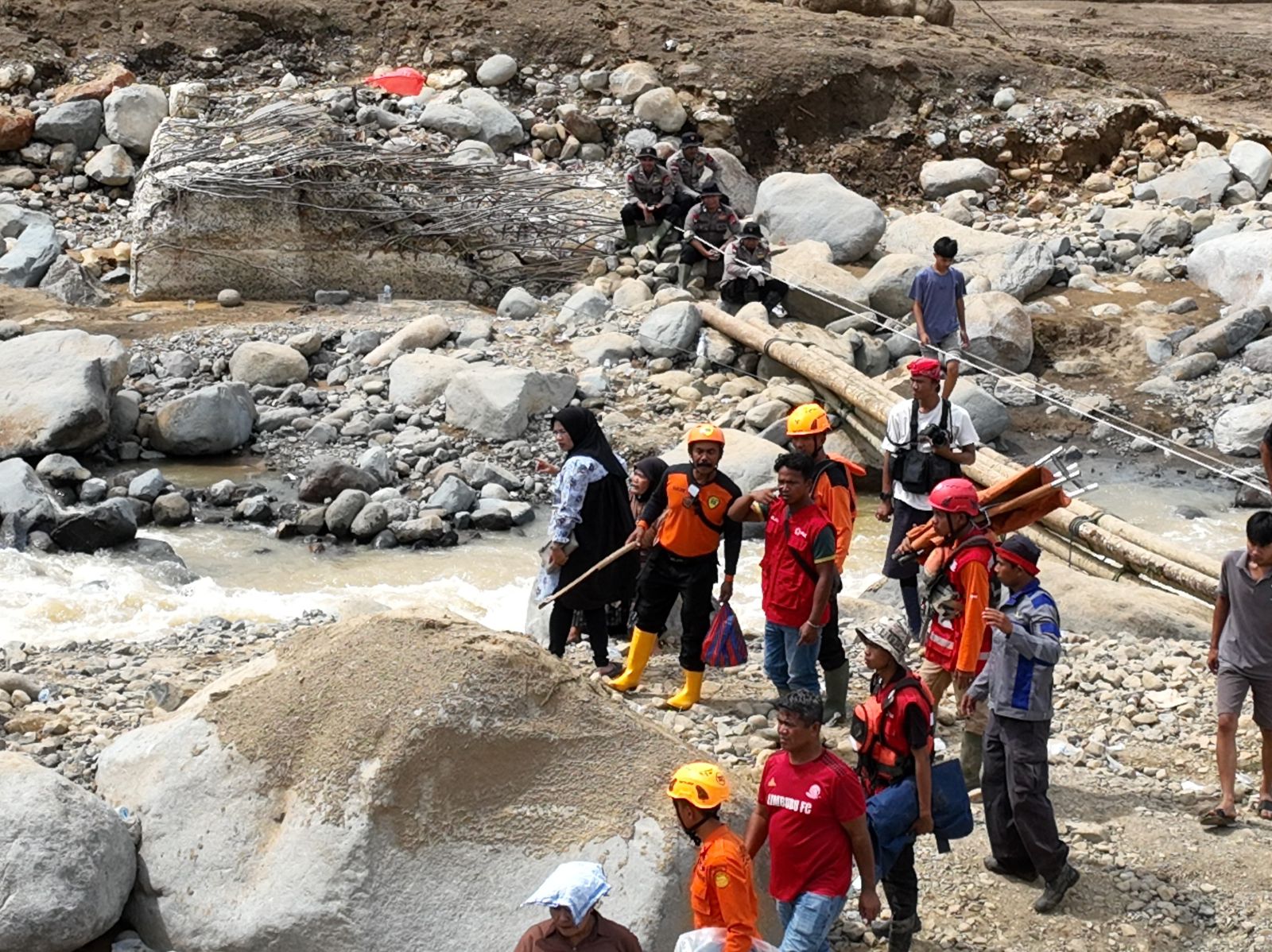 Upaya pencarian korban hilang di Kecamatan Palembayan, Kabupaten Agam, Sumatera Barat, Minggu (30/11/2025). (Foto: Dok. Humas BNPB)