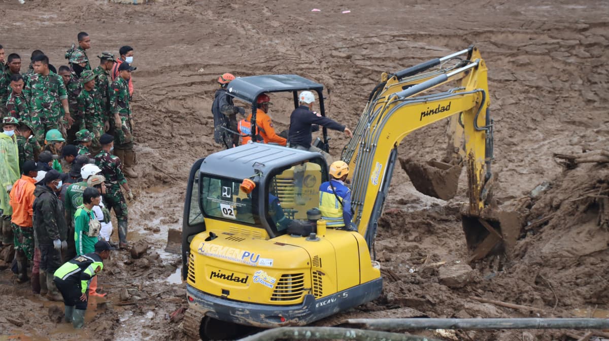Pengerahan alat berat dalam upaya pencarian dan pertolongan korban longsor di Desa Pasirlangu, Kecamatan Cisarua, Kabupaten Bandung Barat, Jawa Barat, Senin (26/1/2026). (Foto: Dok. BNPB)