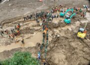 Pengerahan alat berat dalam upaya pencarian dan pertolongan korban longsor di Desa Pasirlangu, Kecamatan Cisarua, Kabupaten Bandung Barat, Jawa Barat, Senin (26/1/2026). (Foto: Dok. BNPB)