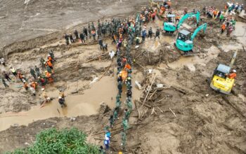 Pengerahan alat berat dalam upaya pencarian dan pertolongan korban longsor di Desa Pasirlangu, Kecamatan Cisarua, Kabupaten Bandung Barat, Jawa Barat, Senin (26/1/2026). (Foto: Dok. BNPB)