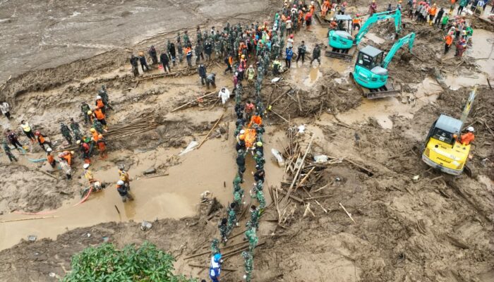 Hari Ketiga Pencarian Korban Longsor Cisarua Bandung Barat, Tim SAR Kerahkan Alat Berat dan Anjing Pelacak