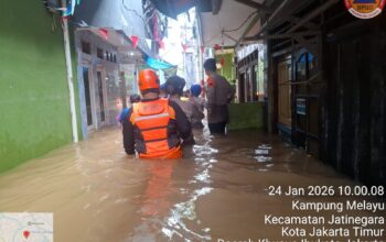 Salah satu titik banjir terparah di wilayah Kampung Melayu, Kecamatan Jatinegara, Jakarta Timur, pada Sabtu, 24 Januari 2026. (Foto: Dok. BPBD DKI Jakarta)