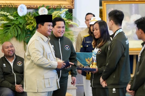 Presiden Prabowo Subianto didampingi Menpora Erick Thohir memberikan penghargaan atas perjuangan para peraih medali SEA Games 2025 Thailand pada Kamis (8/1/2026) di Istana Merdeka, Jakarta. (Sumber Foto: Gilang/kemenpora.go.id)