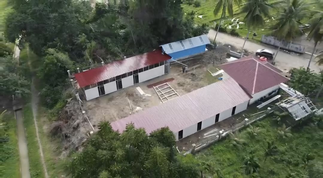 Proses pembangunan hunian sementara (huntara) yang diperuntukan bagi warga terdampak bencana hidrometeorologi di Provinsi Aceh pada Jumat (16/1/2026). (Foto: Dok. BNPB)