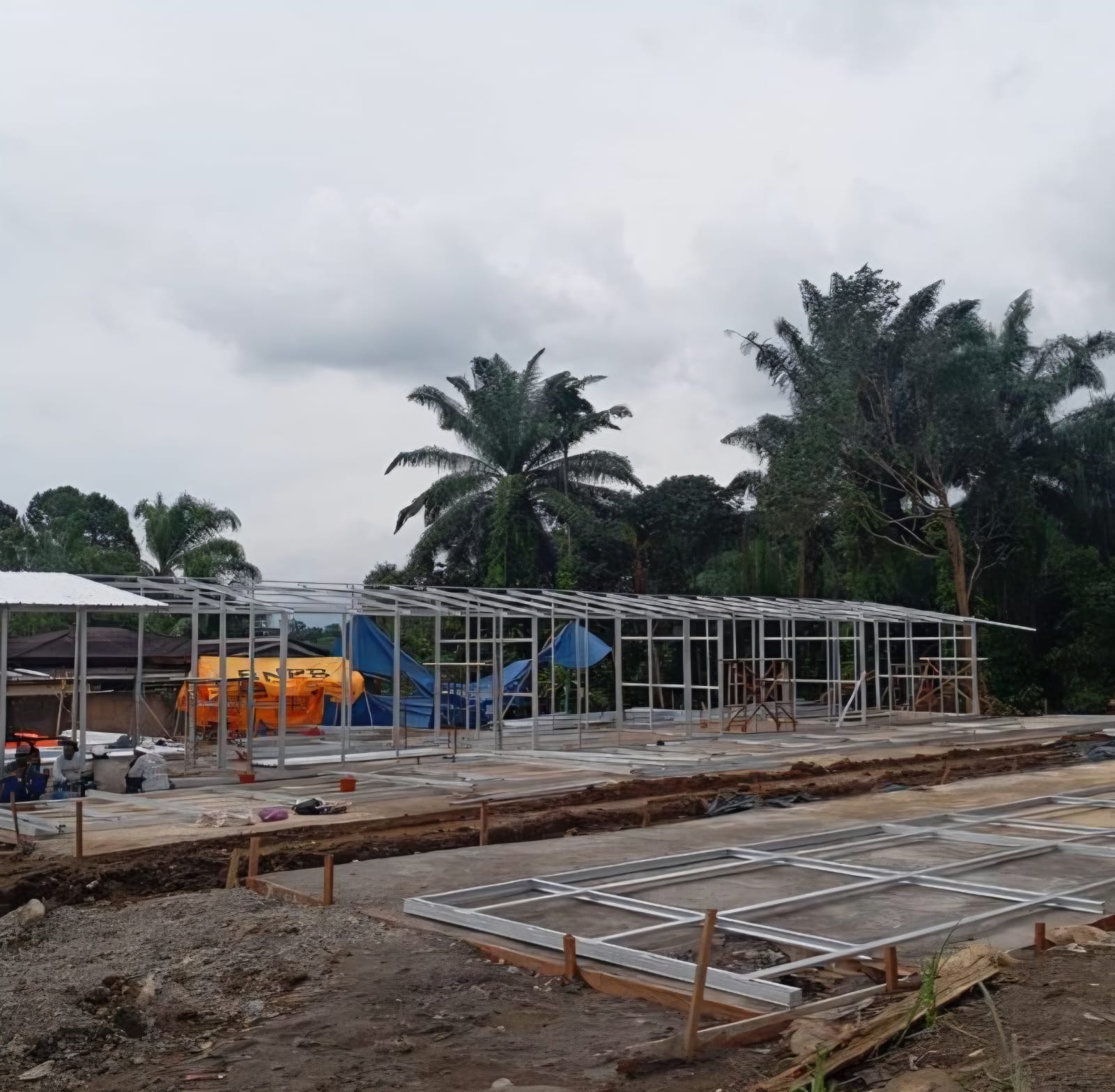 Proses pembangunan hunian sementara (huntara) yang diperuntukan bagi warga terdampak bencana hidrometeorologi di Provinsi Sumatera Barat pada Jumat (16/1/2026). (Foto: Dok. BNPB)