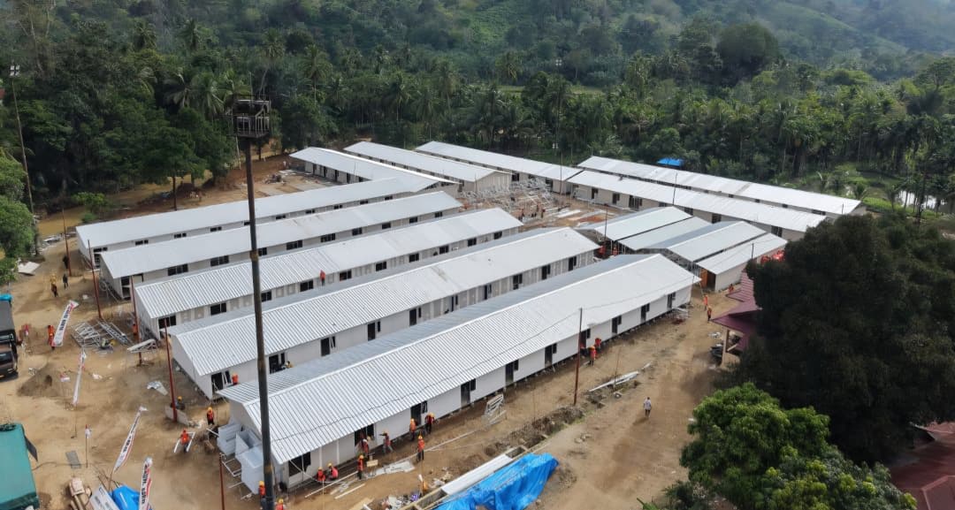 Proses pembangunan hunian sementara (huntara) yang diperuntukan bagi warga terdampak bencana hidrometeorologi di Provinsi Sumatera Utara pada Jumat (16/1/2026). (Foto: Dok. BNPB)