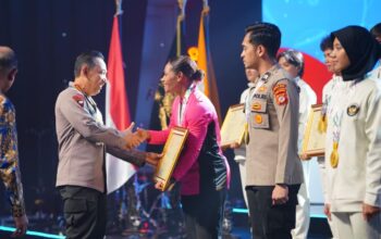 Kapolri Jenderal Listyo Sigit Prabowo memberi penghargaan kepada atlet Polri dan non-Polri berprestasi di SEA Games 2025 di The Tribrata, Jakarta Selatan, Kamis (15/1/2026). (Sumber Foto: tribratanews.polri.go.id)