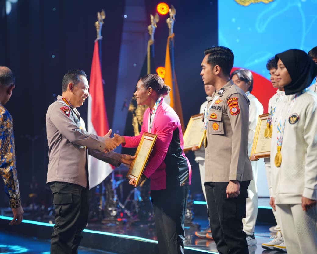 Kapolri Jenderal Listyo Sigit Prabowo memberi penghargaan kepada atlet Polri dan non-Polri berprestasi di SEA Games 2025 di The Tribrata, Jakarta Selatan, Kamis (15/1/2026). (Sumber Foto: tribratanews.polri.go.id)