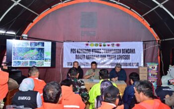 Kepala BNPB Suharyanto (baju rompi hijau) memimpin rapat koordinasi di posko utama, Desa Pasirlangu, Kecamatan Cisarua, Bandung Barat, Jawa Barat, Rabu (28/1/2026). (Foto: Dok. BNPB)