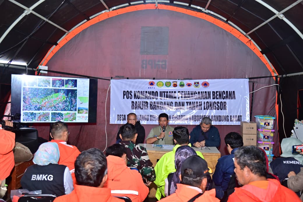 Kepala BNPB Suharyanto (baju rompi hijau) memimpin rapat koordinasi di posko utama, Desa Pasirlangu, Kecamatan Cisarua, Bandung Barat, Jawa Barat, Rabu (28/1/2026). (Foto: Dok. BNPB)