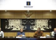 Menteri Hukum Supratman Andi Agtas didampingi Wakil Menteri Hukum Edward Omar Sharif Hiariej menggelar konferensi pers di Gedung Kementerian Hukum, Jakarta, Senin (5/1/2026). (Tangkapan layar saluran resmi Kemenkum di YouTube)