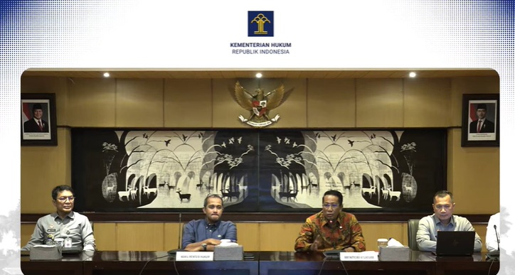 Menteri Hukum Supratman Andi Agtas didampingi Wakil Menteri Hukum Edward Omar Sharif Hiariej menggelar konferensi pers di Gedung Kementerian Hukum, Jakarta, Senin (5/1/2026). (Tangkapan layar saluran resmi Kemenkum di YouTube)