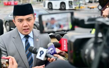 Seskab Teddy Indra Wijaya menyampaikan keterangan kepada wartawan di London, Inggris, pada Rabu, 21 Januari 2026. (Foto: Dok. BPMI Setpres/Muchlis Jr)