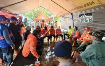 Koordinasi proses pencarian korban longsor di Kabupaten Bandung Barat, Jawa Barat. (Foto: Dok. BNPB)