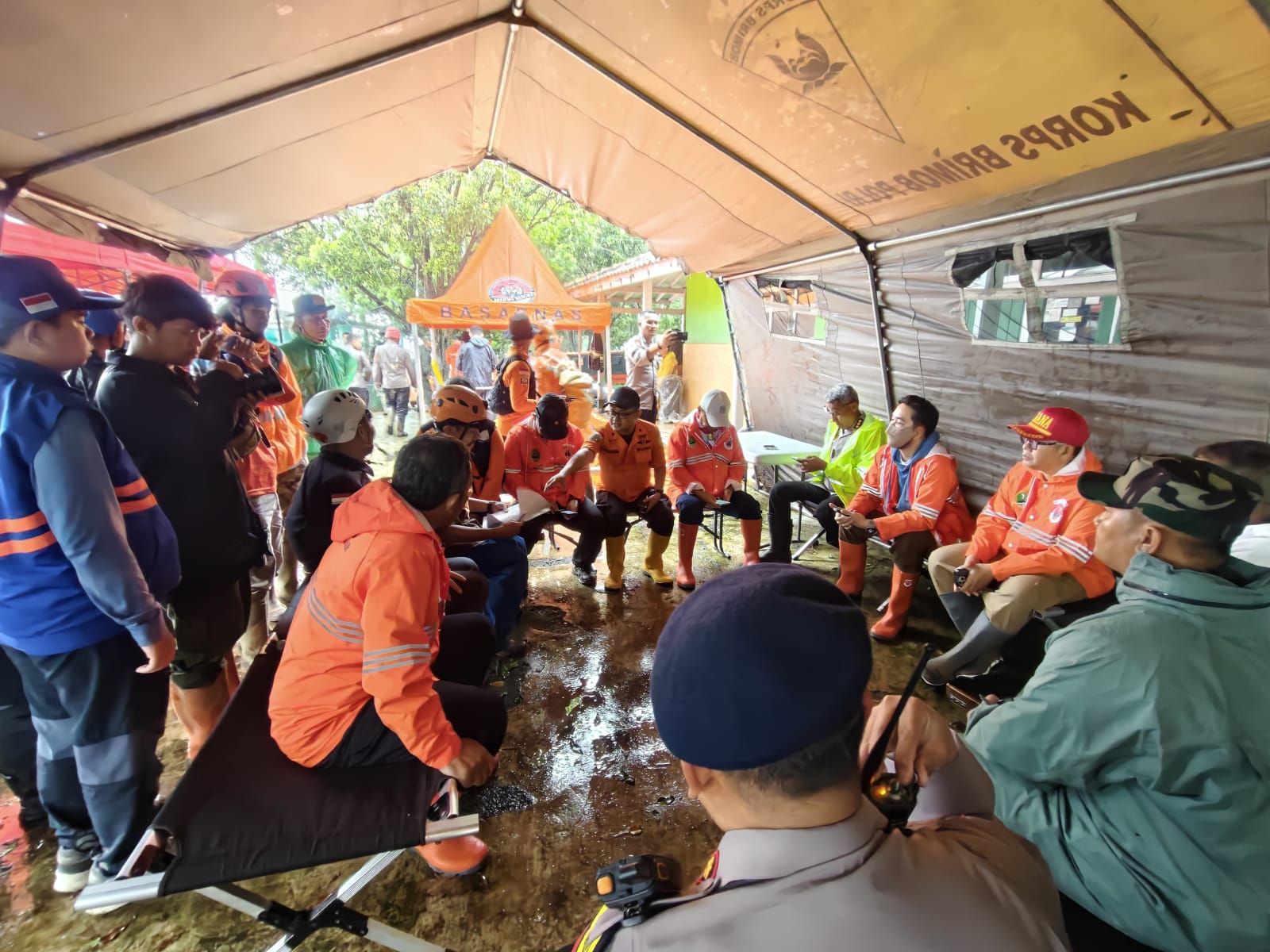 Koordinasi proses pencarian korban longsor di Kabupaten Bandung Barat, Jawa Barat. (Foto: Dok. BNPB)