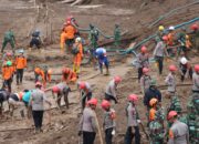 Tim SAR gabungan menggelar upaya pencarian dan pertolongan korban longsor di Desa Pasirlangu, Kecamatan Cisarua, Kabupaten Bandung Barat, Jawa Barat, pada Senin (26/1/2026). (Foto: Dok. BNPB)