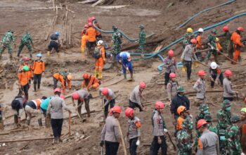 Tim SAR gabungan menggelar upaya pencarian dan pertolongan korban longsor di Desa Pasirlangu, Kecamatan Cisarua, Kabupaten Bandung Barat, Jawa Barat, pada Senin (26/1/2026). (Foto: Dok. BNPB)