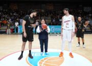 Menpora Erick Thohir melakukan tip-off atau jump ball sebagai tanda dibukanya Indonesian Basketball League (IBL) musim 2026. (Sumber Foto: Herry/kemenpora.go.id)