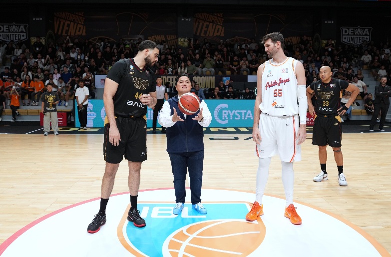Menpora Erick Thohir melakukan tip-off atau jump ball sebagai tanda dibukanya Indonesian Basketball League (IBL) musim 2026. (Sumber Foto: Herry/kemenpora.go.id)