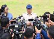 Mensesneg Prasetyo Hadi menyampaikan keterangan kepada wartawan di Ibu Kota Nusantara (IKN) pada Selasa, 13 Januari 2026. (Foto: Dok. BPMI Setpres/Cahyo)