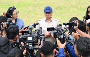 Mensesneg Prasetyo Hadi menyampaikan keterangan kepada wartawan di Ibu Kota Nusantara (IKN) pada Selasa, 13 Januari 2026. (Foto: Dok. BPMI Setpres/Cahyo)