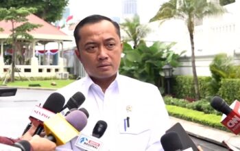 Mensesneg Prasetyo Hadi menjelaskan agenda Taklimat Presiden Prabowo Subianto dengan rektor serta pimpinan perguruan tinggi negeri dan swasta pada Kamis (15/1/2026), di halaman tengah Istana Kepresidenan Jakarta. (Foto: Dok. BPMI Setpres)