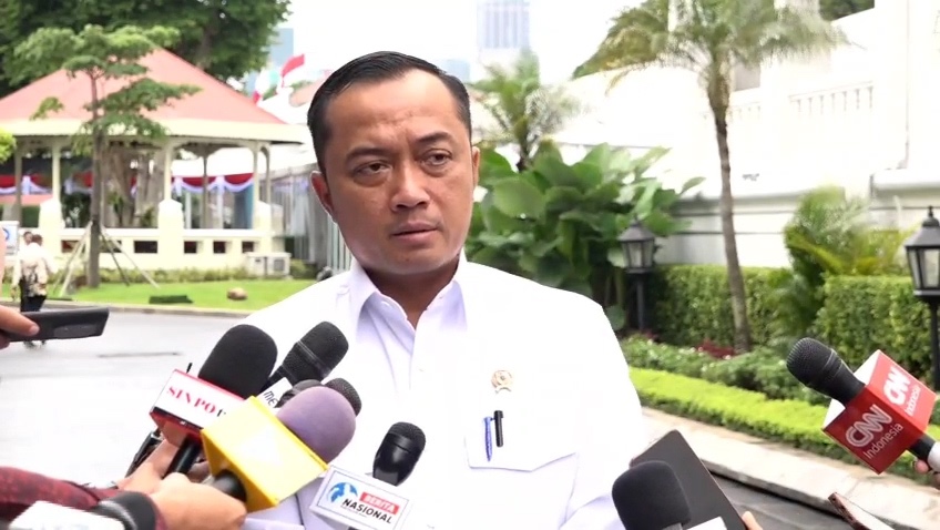 Mensesneg Prasetyo Hadi menjelaskan agenda Taklimat Presiden Prabowo Subianto dengan rektor serta pimpinan perguruan tinggi negeri dan swasta pada Kamis (15/1/2026), di halaman tengah Istana Kepresidenan Jakarta. (Foto: Dok. BPMI Setpres)