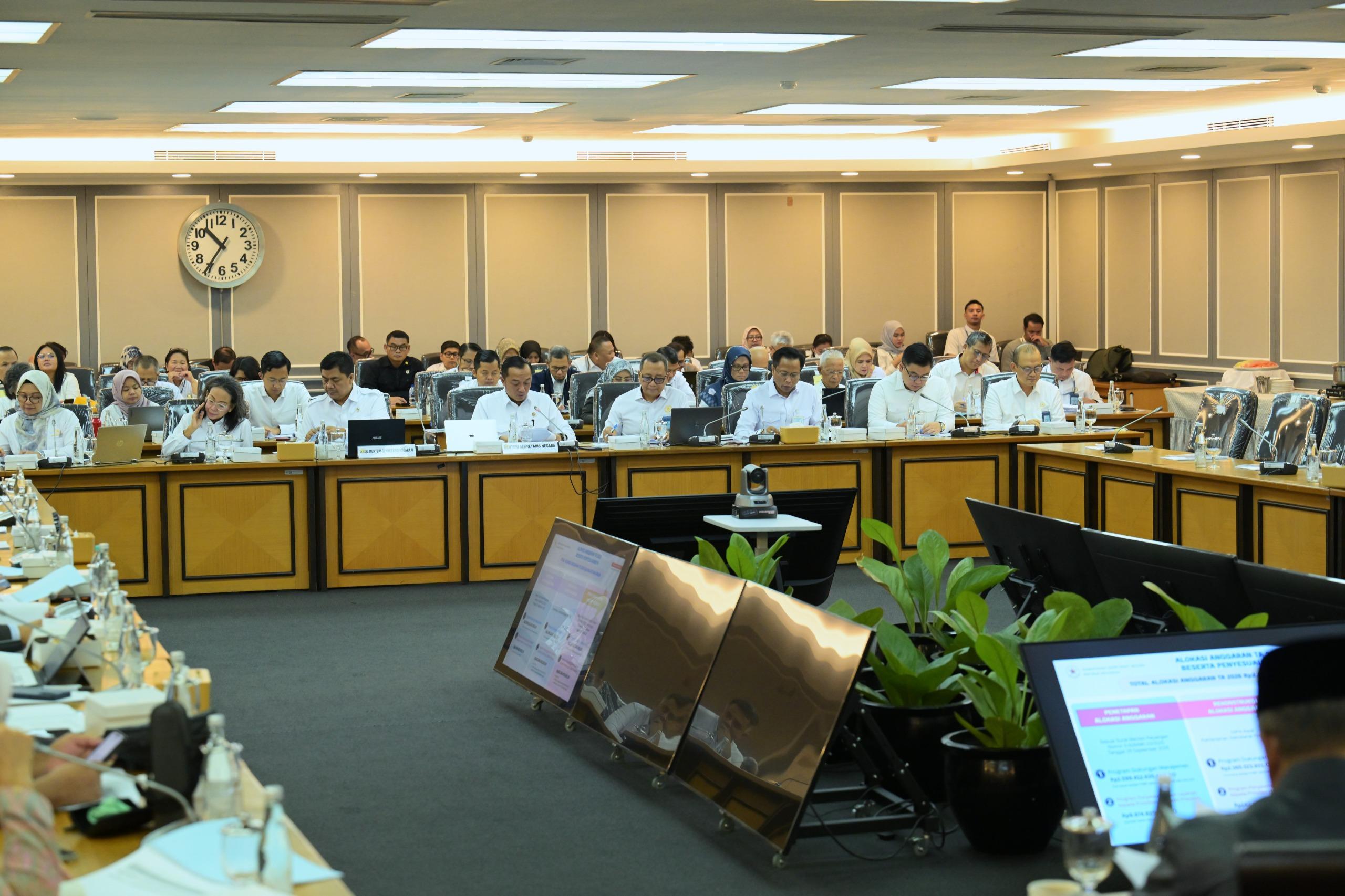 Mensesneg Prasetyo Hadi saat rapat kerja dengan Komisi XIII DPR di Gedung Nusantara II, Kompleks Parlemen, Senayan, Jakarta, Senin (26/1/2026). (Foto: Dok. Humas Kemensetneg)