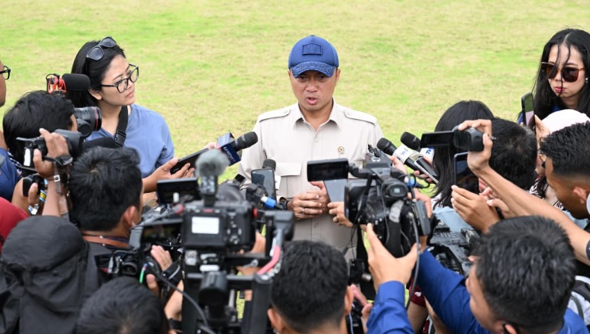 Mensesneg Prasetyo Hadi menyampaikan keterangan kepada wartawan di Ibu Kota Nusantara (IKN) pada Selasa, 13 Januari 2026. (Foto: Dok. BPMI Setpres/Cahyo)
