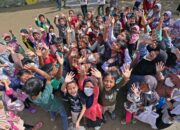 Murid SD Negeri 1 Karang Baru, Kabupaten Aceh Tamiang, Provinsi Aceh, mengikuti kegiatan belajar-mengajar hari pertama pada Senin (5/1/2026), pascabanjir. (Foto: Dok. BNPB)