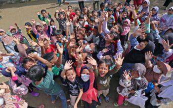 Murid SD Negeri 1 Karang Baru, Kabupaten Aceh Tamiang, Provinsi Aceh, mengikuti kegiatan belajar-mengajar hari pertama pada Senin (5/1/2026), pascabanjir. (Foto: Dok. BNPB)