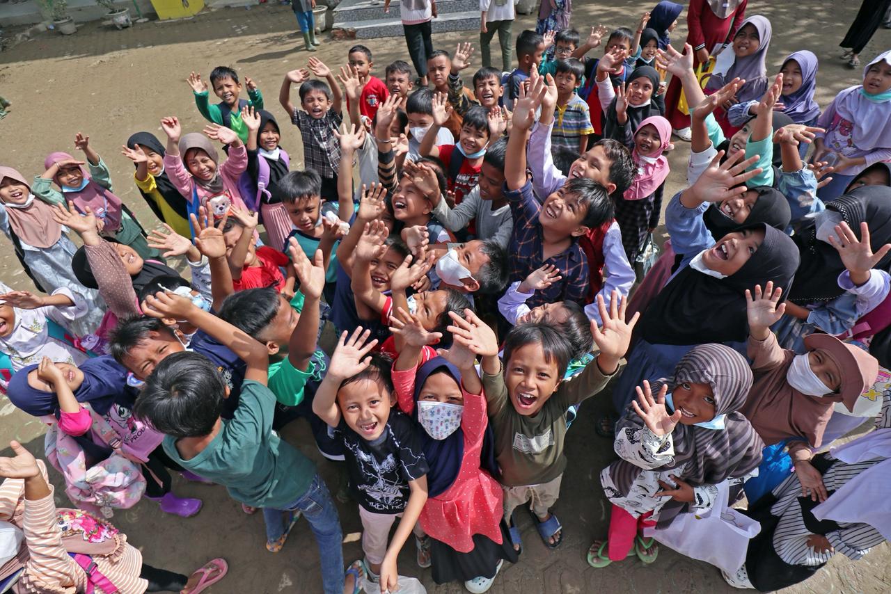 Murid SD Negeri 1 Karang Baru, Kabupaten Aceh Tamiang, Provinsi Aceh, mengikuti kegiatan belajar-mengajar hari pertama pada Senin (5/1/2026), pascabanjir. (Foto: Dok. BNPB)