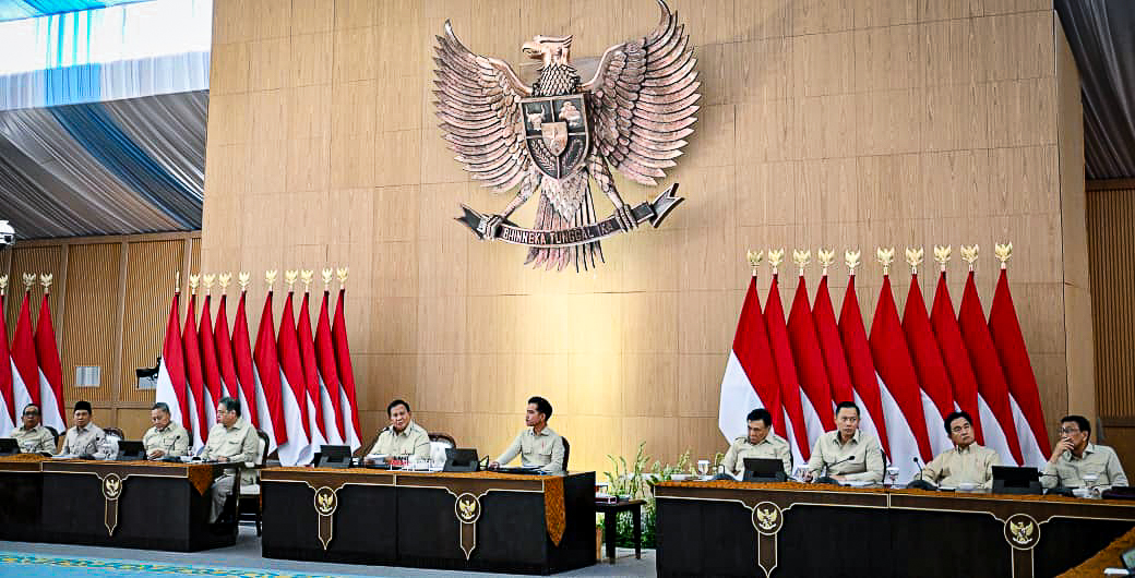 Presiden Prabowo menyampaikan taklimat awal tahun kepada seluruh jajaran Kabinet Merah Putih di kediamannya di Hambalang, Kabupaten Bogor, Jawa Barat, pada Selasa (6/1/2026). (Foto: Dok. BPMI Setpres)