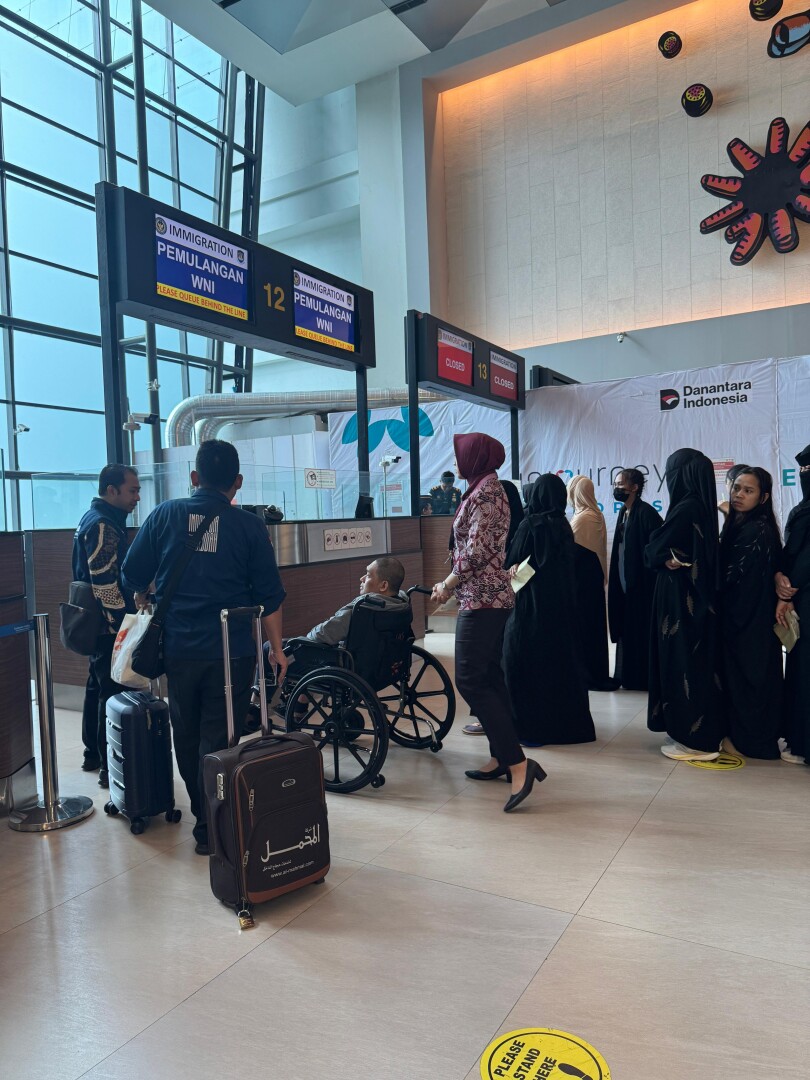 Kementerian Luar Negeri RI bersama KJRI Jeddah memfasilitasi pemulangan 96 WNI atau Pekerja Migran Indonesia dari Arab Saudi. (Sumber Foto: kemlu.go.id)