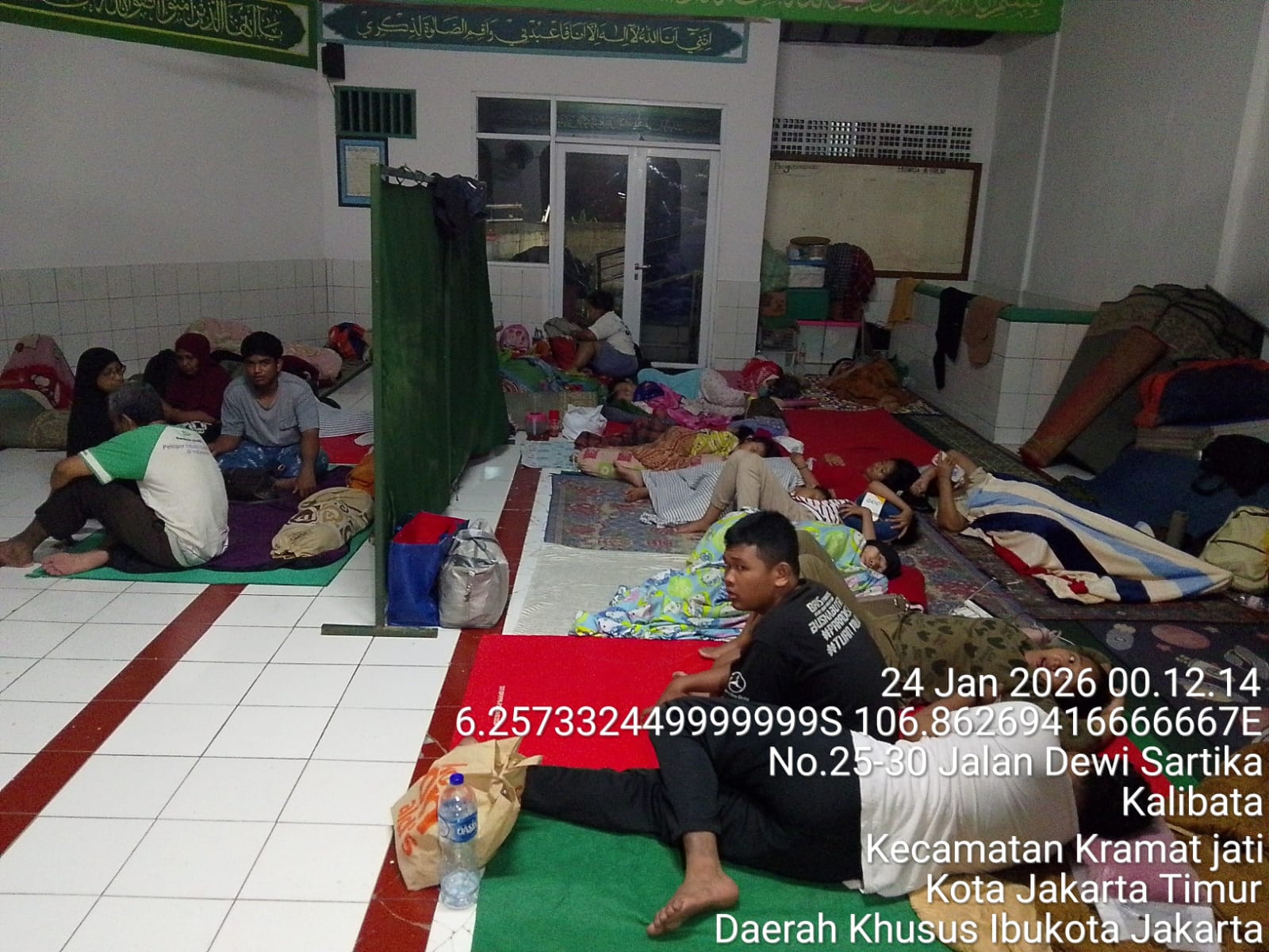 Kondisi pengungsi banjir di Jalan Dewi Sartika, Kecamatan Kramatjati, Jakarta Timur, pada Sabtu, 24 Januari 2026. (Foto: Dok. BPBD DKI Jakarta)