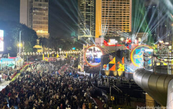 Tetap meriah, warga tumpah ruah di Bundaran HI, Jakpus, sambut Malam Tahun Baru 2026. (Sumber Foto: beritajakarta.id)