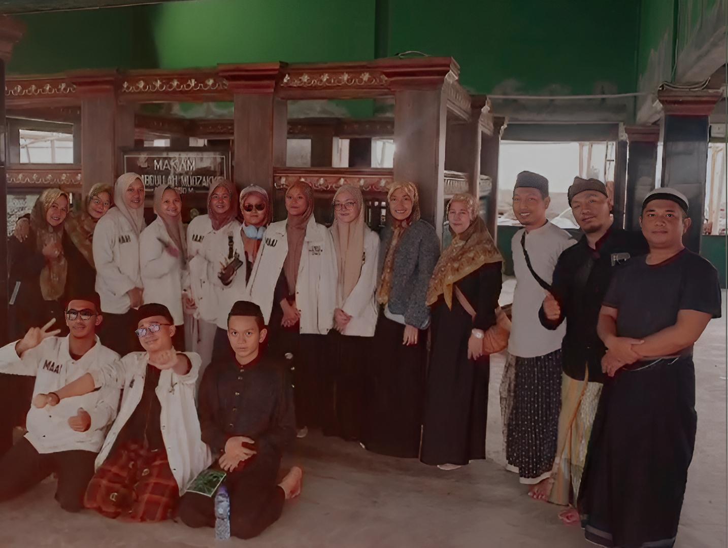 Hilmy, bersama guru pondok pesantren, berkunjung ke makam Syekh Mudzakir yang berada di Desa Bedono, Kecamatan Sayung, Kabupaten Demak.