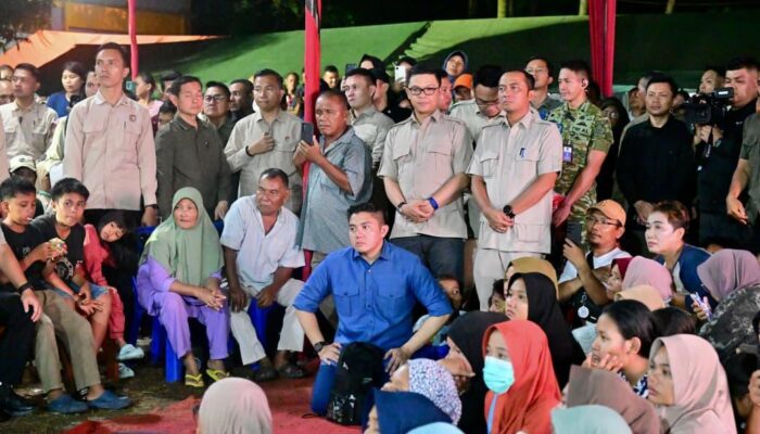 Presiden Prabowo menghabiskan malam pergantian Tahun Baru 2026 dengan berdoa bersama warga di lokasi terdampak bencana di Desa Batu Hula, Kecamatan Batang Toru, Kabupaten Tapanuli Selatan, Sumut. (Foto: Dok. BPMI Setpres)