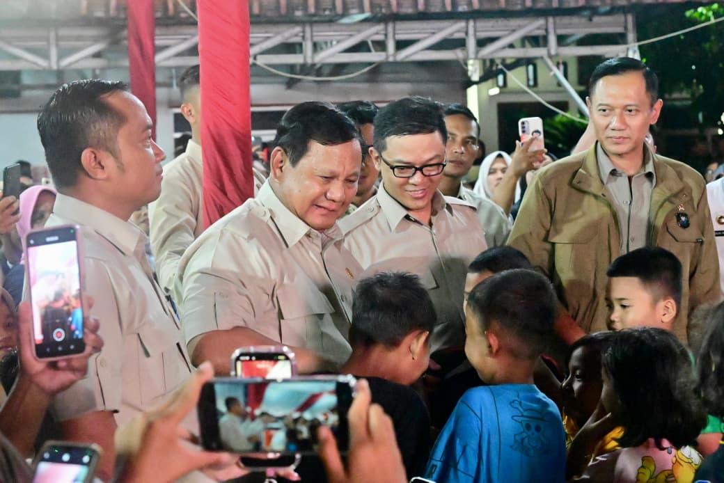 Presiden Prabowo memberikan sambutan pada malam pergantian Tahun Baru 2026 bersama warga di lokasi terdampak bencana di Desa Batu Hula, Kecamatan Batang Toru, Kabupaten Tapanuli Selatan, Sumut. (Foto: Dok. BPMI Setpres)