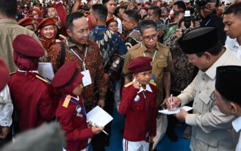 Presiden Prabowo menyapa para pelajar saat meresmikan 166 Sekolah Rakyat di seluruh Indonesia yang berlangsung di Balai Besar Pendidikan Pelatihan Kesejahteraan Sosial (BBPPKS), Kota Banjarbaru, Kalsel, pada Senin, 12 Januari 2026. (Foto: Dok. BPMI Setpres/Cahyo)