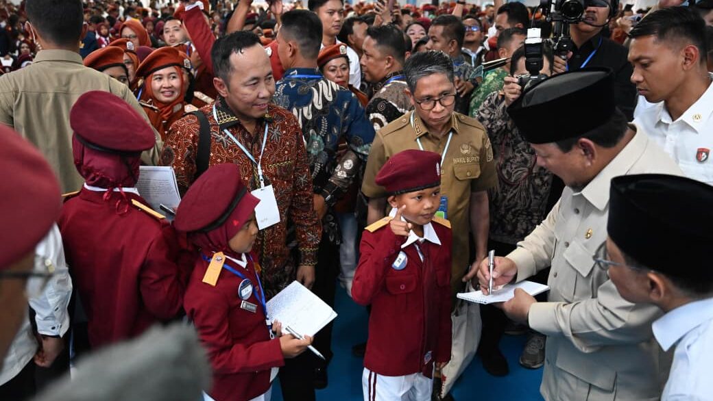 Presiden Prabowo menyapa para pelajar saat meresmikan 166 Sekolah Rakyat di seluruh Indonesia yang berlangsung di Balai Besar Pendidikan Pelatihan Kesejahteraan Sosial (BBPPKS), Kota Banjarbaru, Kalsel, pada Senin, 12 Januari 2026. (Foto: Dok. BPMI Setpres/Cahyo)