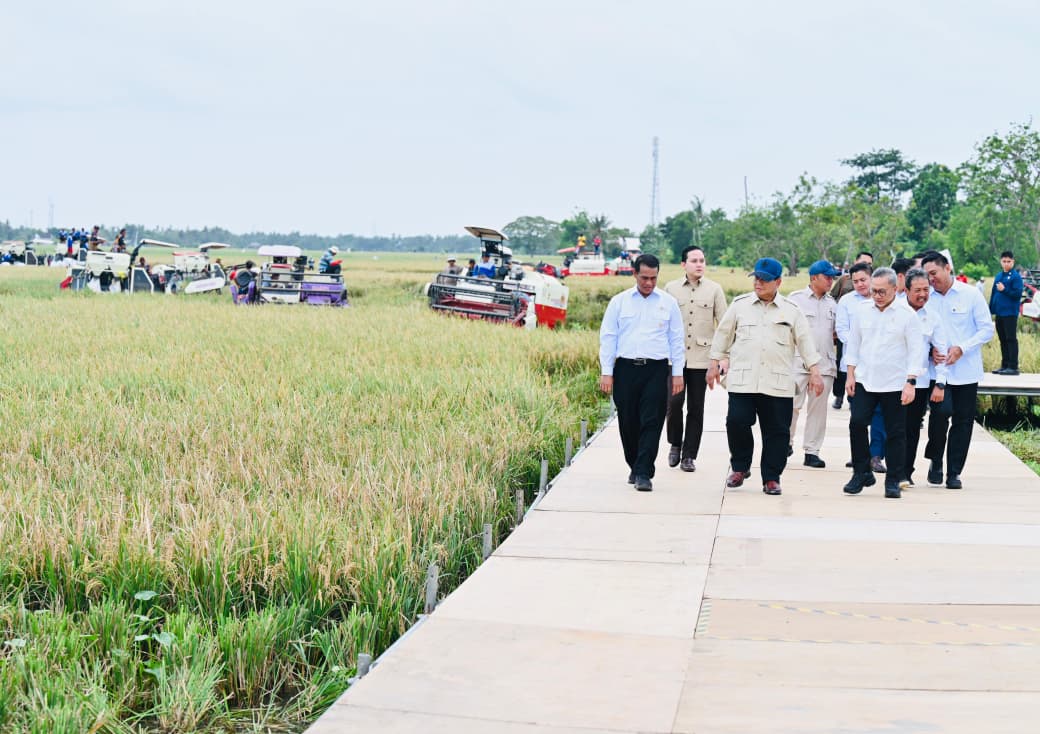 Presiden Prabowo menghadiri Panen Raya di Desa Kertamukti, Kabupaten Karawang, Provinsi Jawa Barat, pada Rabu, 7 Januari 2026. (Foto: Dok. BPMI Setpres/Laily Rachev)
