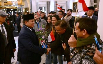 Diaspora Indonesia menyambut kehadiran Presiden Prabowo Subianto di hotel tempatnya bermalam di Bad Ragaz, Swiss, pada Rabu, 21 Januari 2026. (Foto: Dok. BPMI Setpres/Muchlis Jr)