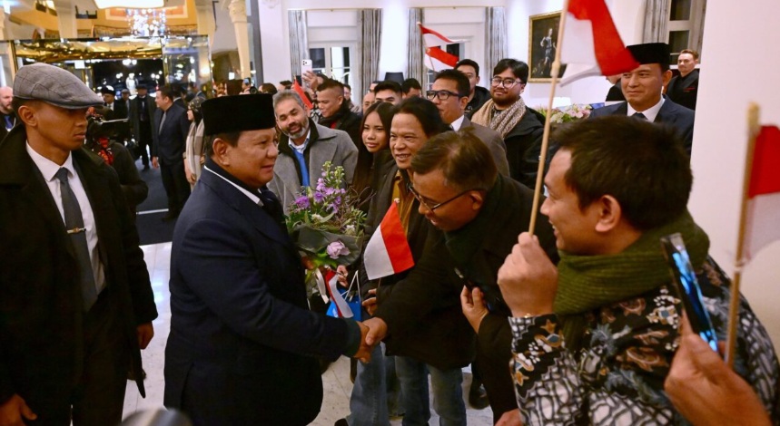 Diaspora Indonesia menyambut kehadiran Presiden Prabowo Subianto di hotel tempatnya bermalam di Bad Ragaz, Swiss, pada Rabu, 21 Januari 2026. (Foto: Dok. BPMI Setpres/Muchlis Jr)