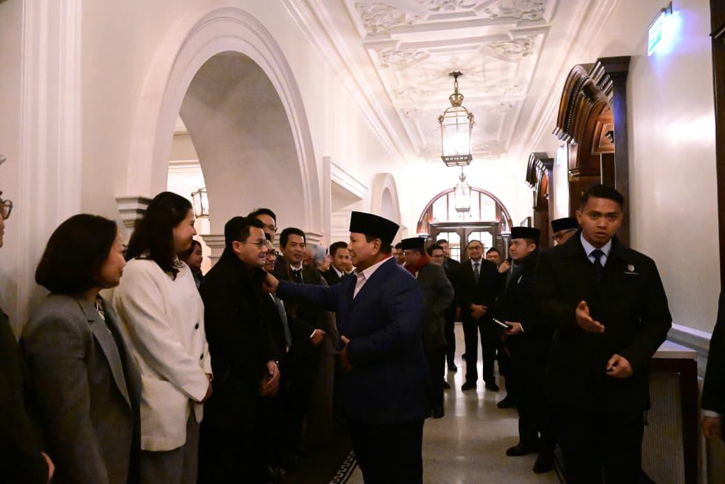 Presiden Prabowo disambut sejumlah mahasiswa dan diaspora Indonesia yang tengah menempuh pendidikan di Inggris. (Foto: Dok. BPMI Setpres)