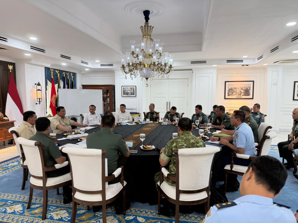 Presiden Prabowo menggelar pertemuan rutin bersama sejumlah pejabat utama Tentara Nasional Indonesia (TNI) di Istana Merdeka, Jakarta, pada Jumat, 16 Januari 2026. (Foto: Dok. (BPMI Setpres)