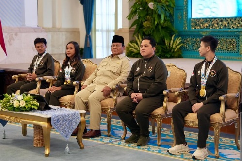 Presiden Prabowo Subianto memberikan penghargaan atas perjuangan para peraih medali SEA Games 2025 Thailand pada Kamis (8/1/2026) di Istana Merdeka, Jakarta. (Sumber Foto: Gilang/kemenpora.go.id)
