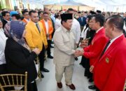 Presiden Prabowo menyampaikan taklimat kepada rektor serta pimpinan perguruan tinggi negeri dan swasta di halaman tengah Istana Kepresidenan, Jakarta, pada Kamis, 15 Januari 2026. (Foto: Dok. BPMI Setpres)