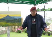 Mantan Presiden Susilo Bambang Yudhoyono atau SBY melukis Gunung Sindoro dari Dieng, Wonosobo, Jawa Tengah, pada 21 November 2025. (Tangkapan layar akun @SBYudhoyono di YouTube)